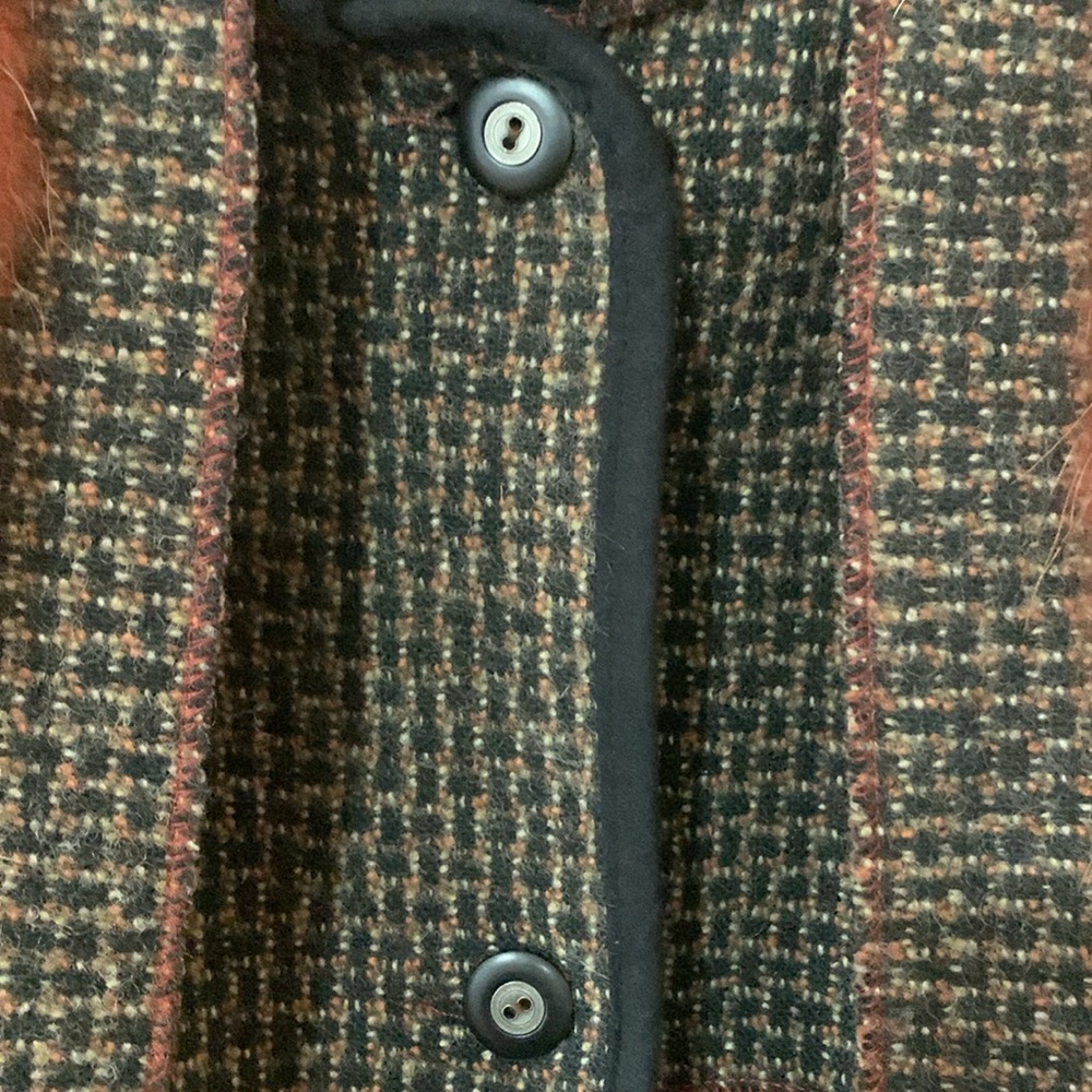 TWEED/ Herringbone coat with fur trim. - Picture 8 of 13